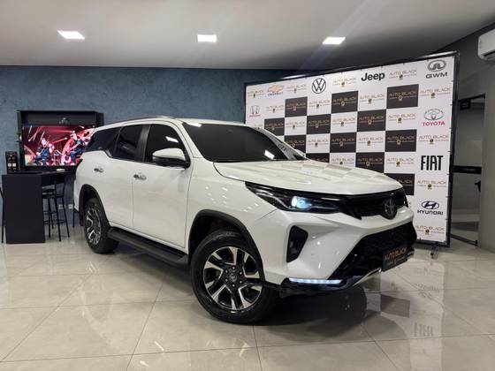 TOYOTA HILUX SW4 2.8 D-4D TURBO DIESEL SRX PLATINUM 7L 4X4 AUTOMÁTICO